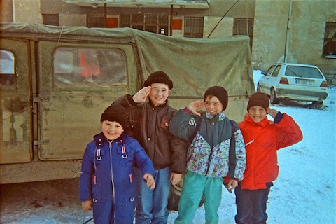 Kids saluting in Vares.