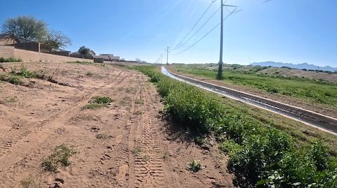 I thought the Maricopa Trail stayed close to the aqueduct, in mixed grass & sand. In fact, it is a concrete bike path on top of the bank (left), next to the wall.