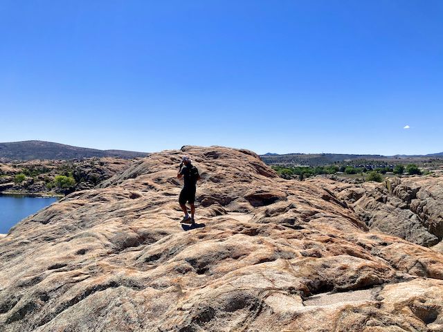 Prescott Circle Trail: Prescottstyle approaching the "summit". Crevice on the right, Willow Creek and Glassford Hill on the left.