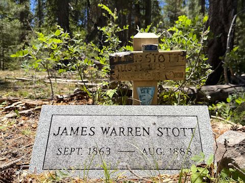 Jamie Stott's actual grave in Stott Canyon. The wood cross reads "Jamie Stott ... Aug. 11, 1888 ... Born Sep. 13, 1863 ♡" and it looks like "[1.SS]".
