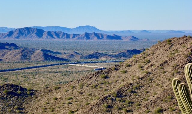 Estrella BM 2766: Sweet! Caught trains heading in opposite directions at the Shawmut 'S'. Max zoom on my pocket camera ...