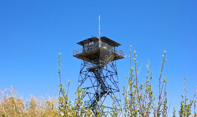 The fire lookout atop Juniper Ridge. I figured the razorwire meant he didn't want visitors ...