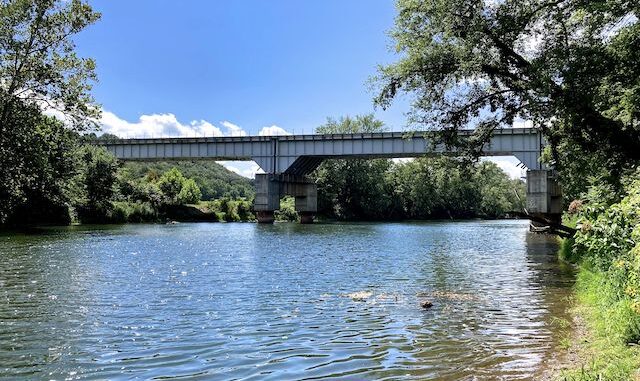 Unlike some railroad bridges down the Potomac River, this CSX line is active.