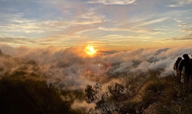 Sunrise on Mount Bromo. At the time, I thought it was rising over Mount Bromo. On October 1, the sun rose at a 95° azimuth. So, the mountain the sun actually rose over must have been Mount Iyang-Argapura, 45 miles away.
