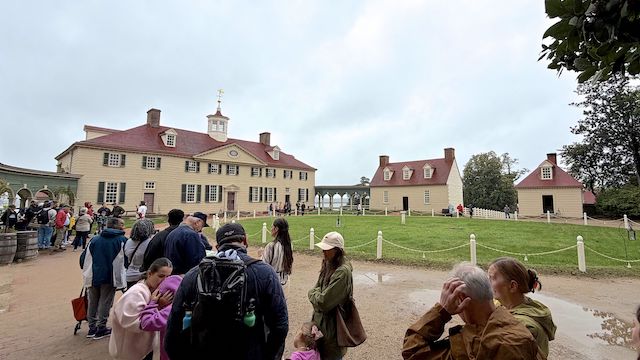 Line for the guided Mount Vernon mansion tour. Taking about 25 min., in groups of ~15, the tour visits all the rooms on the first and second floors. Beside the mansion are the colonnades, kitchen, and store house.